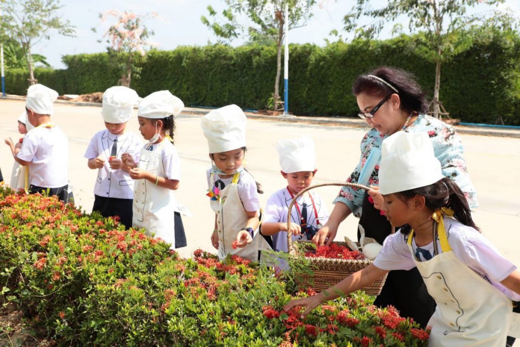 สาธิตกรุงเทพธนฯ เน้นการลงมือทำด้วยตัวเอง  ให้นร.มีความสุขกับเรียนรู้ประโยชน์ของดอกไม้