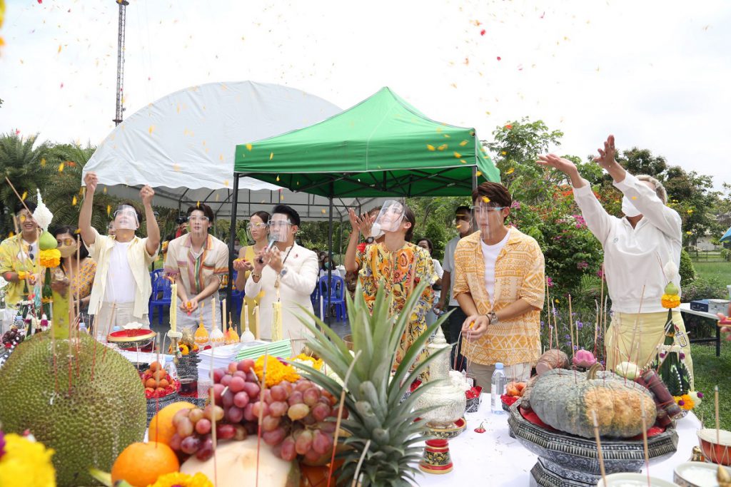 เสิร์ฟความปัง “หมาก-ญาญ่า” นำทีมบวงสรวงละคร “จนกว่าจะได้รักกัน”