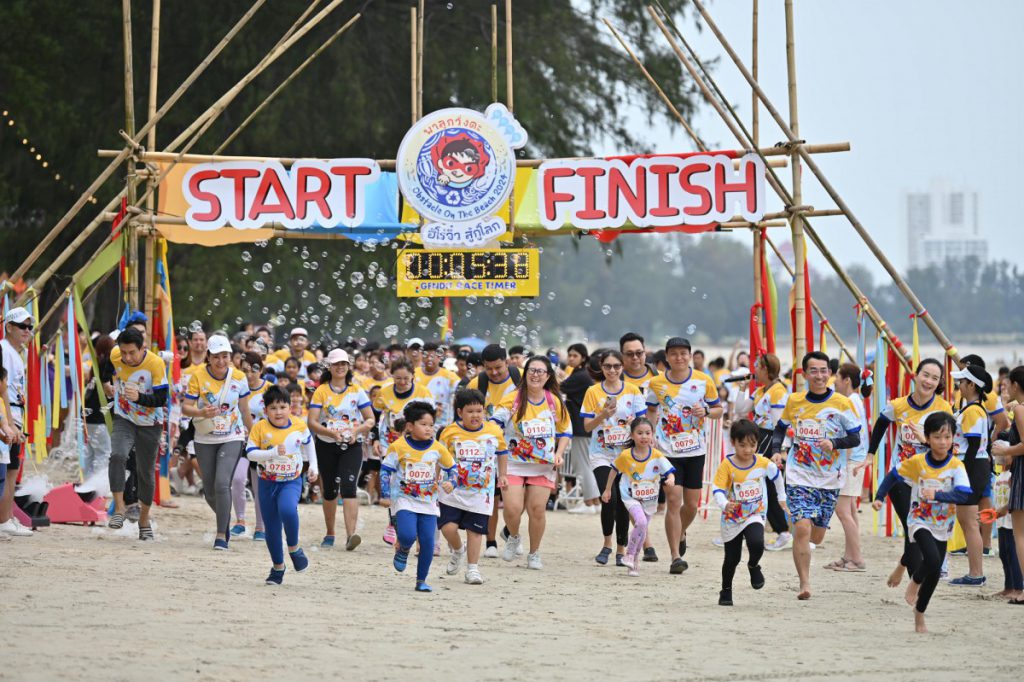 พาลูกวิ่งดะ Obstacle On The Beach 2024   งานวิ่ง ครอบครัว ฮีโร่จิ๋วสู้กู้โลก ปลูกหัวใจสีเขียวต่อทะเลไทย 