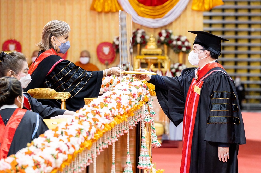 ช่อง 3 ร่วมยินดี “ก้อง ปิยะ”  รับพระราชทานปริญญาดุษฎีบัณฑิตกิตติมศักดิ์