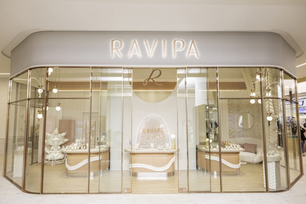 “RAVIPA” ขยายสาขาสู่แลนด์มาร์กใหม่ใจกลางกรุงเทพฯ  ชวน แต้ว ณฐพร, เต ตะวัน, นิว ฐิติภูมิ, คู้จิ้น เก่ง-น้ำปิง  เปิด “RAVIPA Concept Boutique” ที่ใหญ่ที่สุดในเมืองไทย ณ One Bangkok